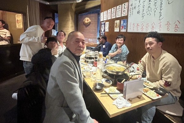 スタッフとの食事会も開催しています